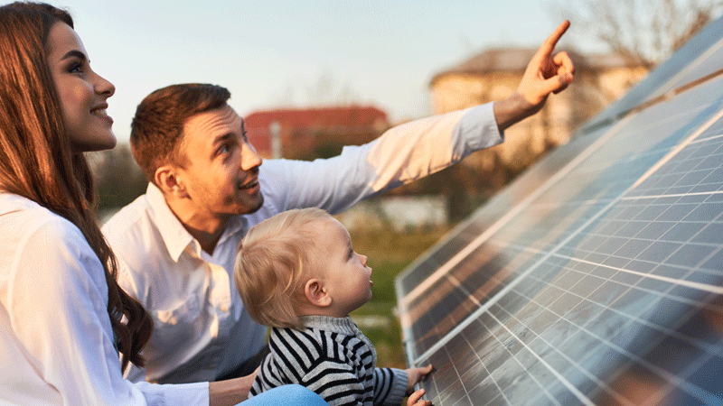 Famille devant leurs panneaux photovoltaïques